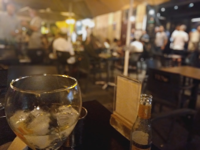 Tardeo... tradición alicantina que cobra vida en cada esquina, en cada terraza. Salir de copas por la tarde es casi un ritual