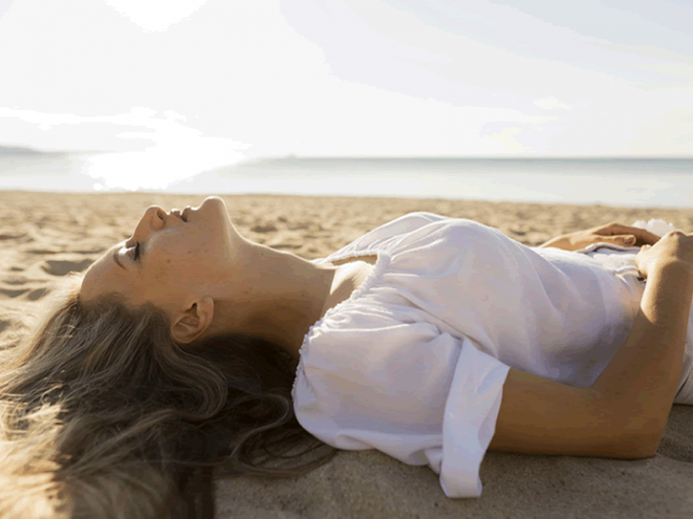 madeincostablanca-mujer-tomando-el-sol