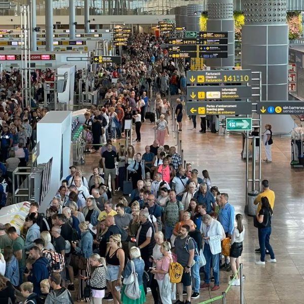 Made in Costa Blanca .ES - Colas en el Aeropuerto Internacional de Alicante-Elche Miguel Hernández, punto estratégico de entrada para inversores, turistas y profesionales en la Costa Blanca, España.