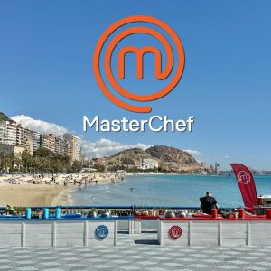 Set de grabación de MasterChef completamente montado, con las cocinas listas para la competición y una impresionante vista de la Playa del Postiguet en Alicante, Costa Blanca.