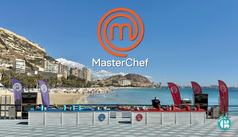 Set de grabación de MasterChef completamente montado, con las cocinas listas para la competición y una impresionante vista de la Playa del Postiguet en Alicante, Costa Blanca.